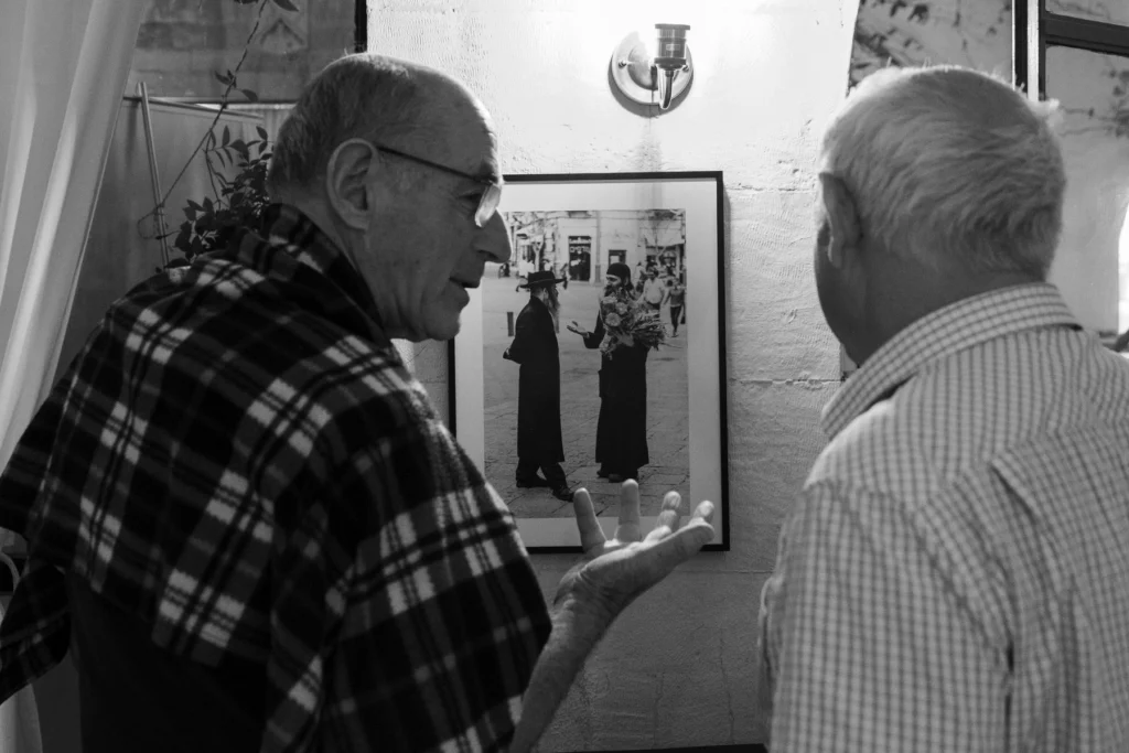 שיח מול תצלום בתערוכת ירושלמים | Discussion in front of a photograph at the Jerusalemites exhibition