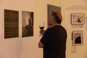מבקר בתערוכת ירושלמים | Visitor at the Jerusalemites exhibition